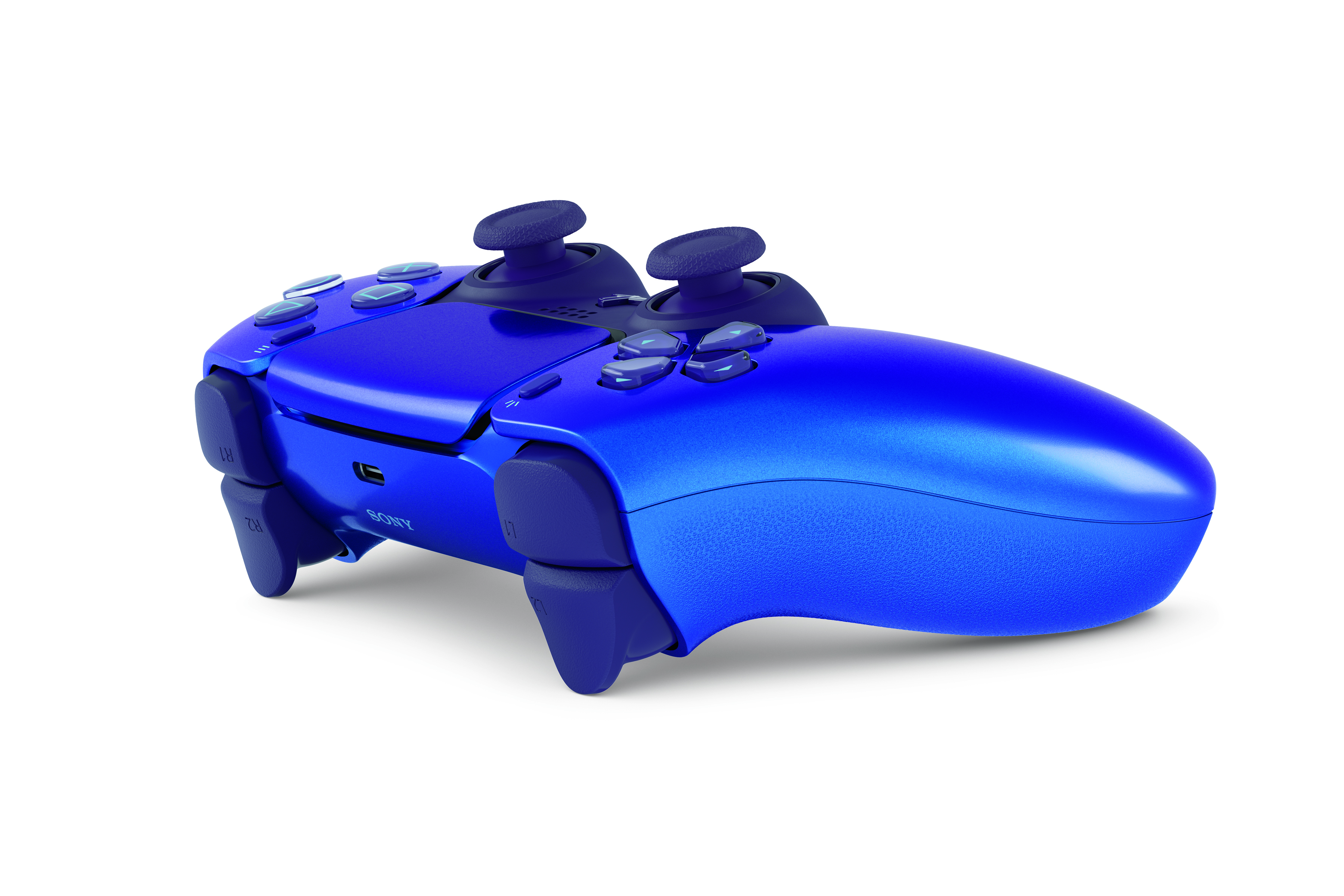 Mavi ve mor gradyan PlayStation 5 kontrolcüsü, açılı görünüm, düğmeler ve joystick'ler görünür.
