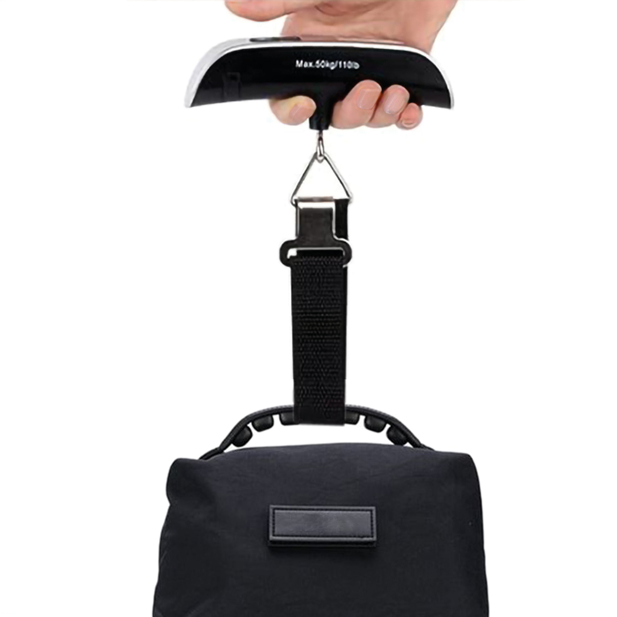 Eine Hand hält eine digitale Gepäckwaage. Eine schwarze Tasche ist aufgehängt. Die Waage ist weiß und schwarz.