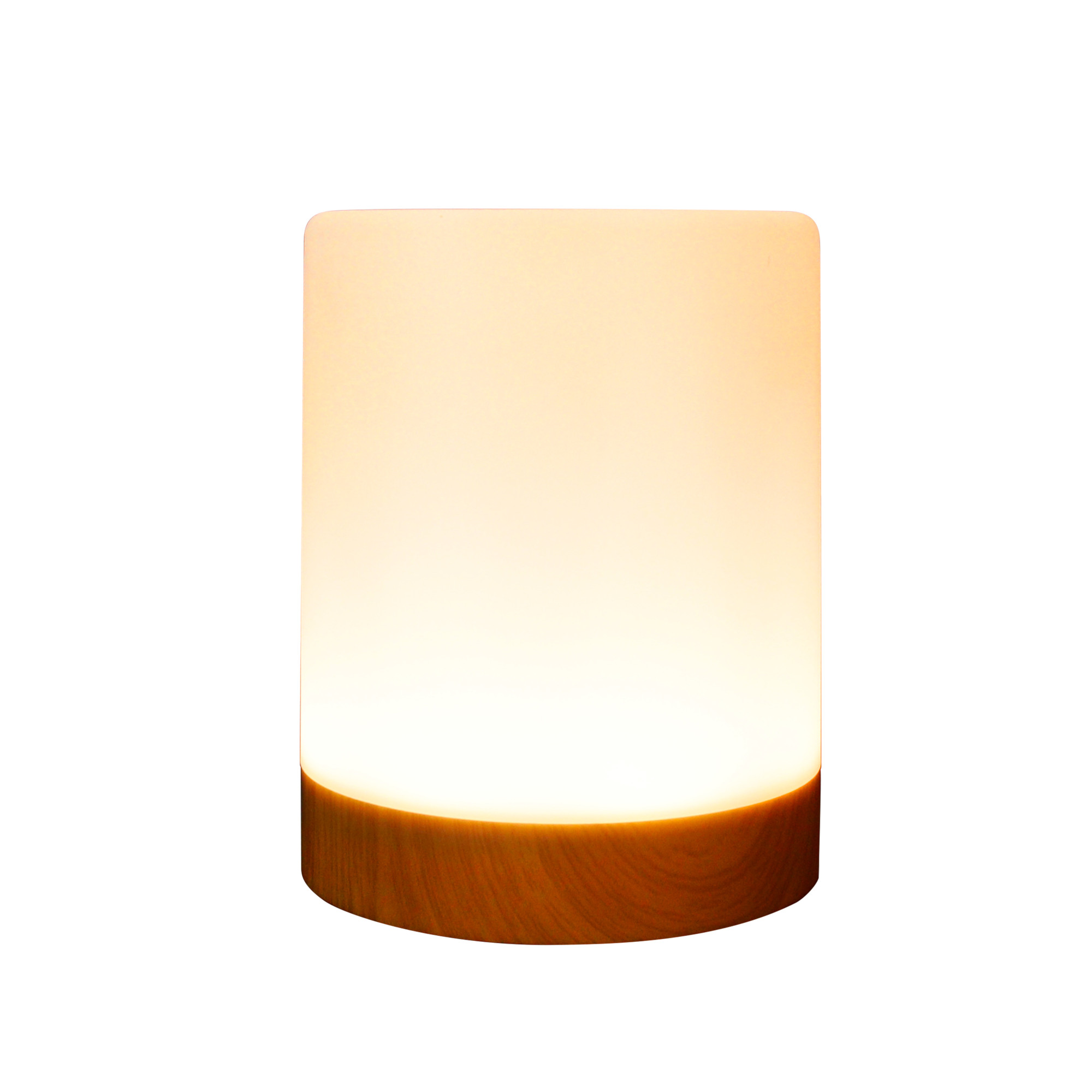 Eine zylindrische Lampe mit Holzsockel. Die Lampe leuchtet mit warmem Licht.