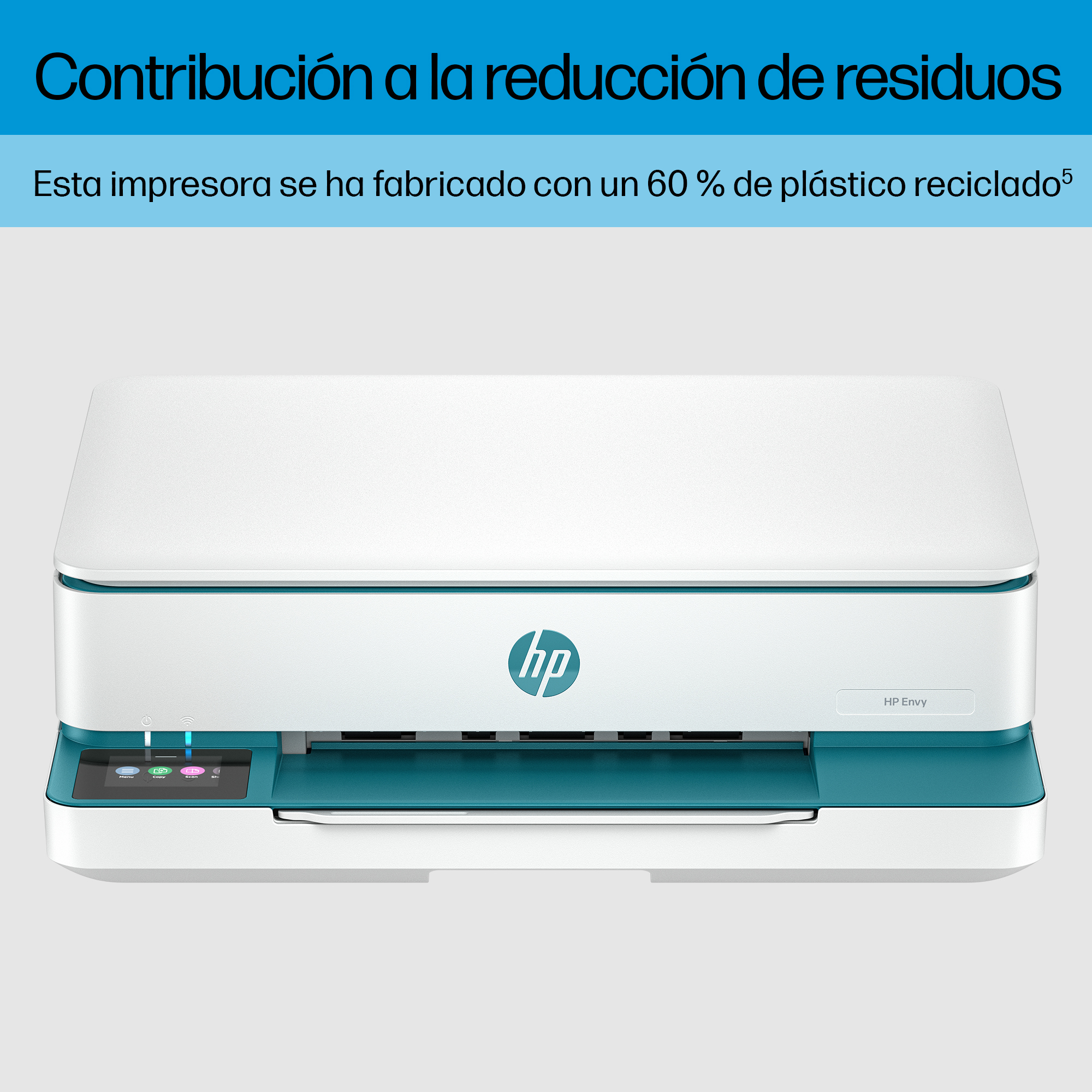 Una impresora HP Envy blanca y verde azulado. El texto indica que está hecha con un 60% de plástico reciclado.