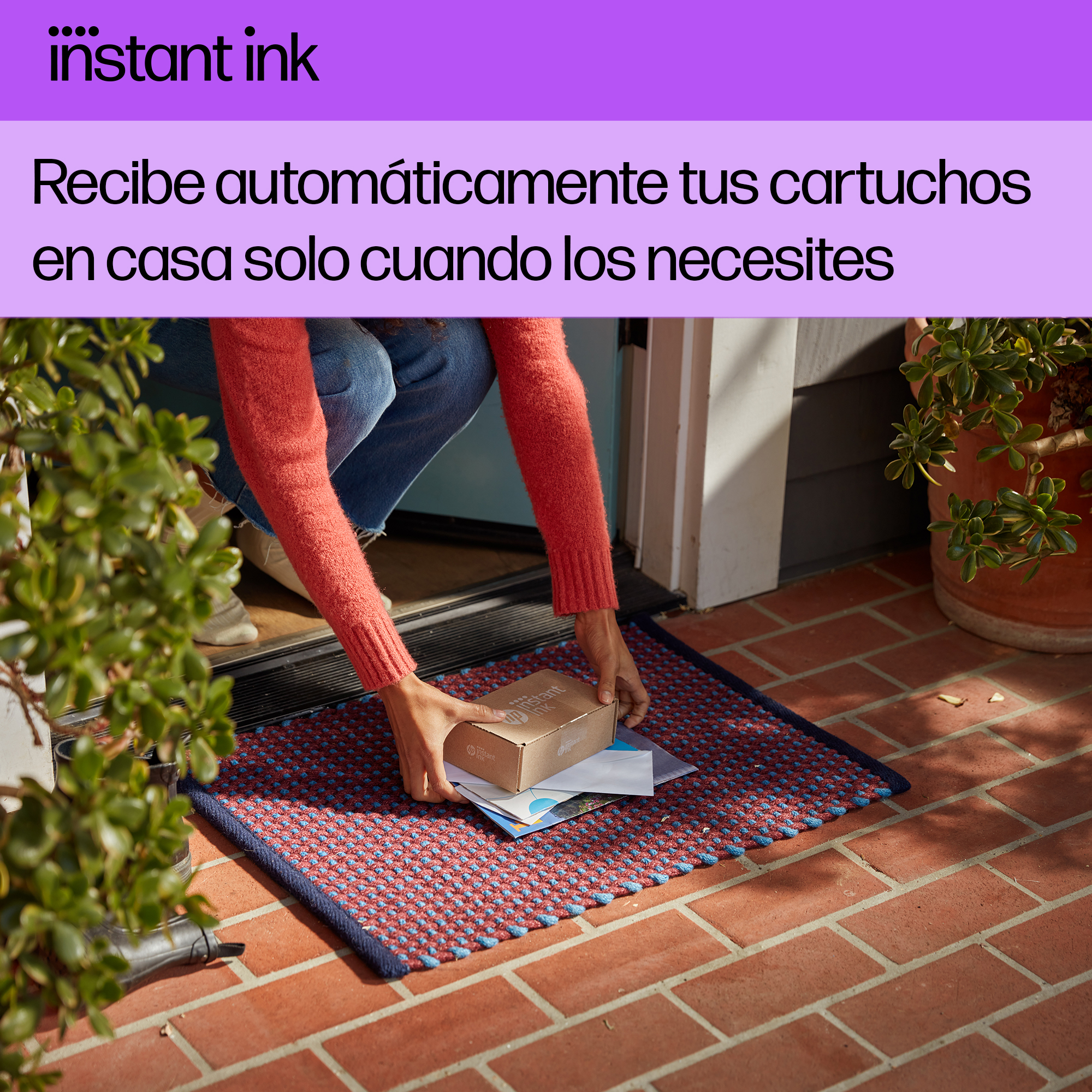 Una persona recibe un paquete en su puerta, publicidad de entrega automática de cartuchos de tinta.
