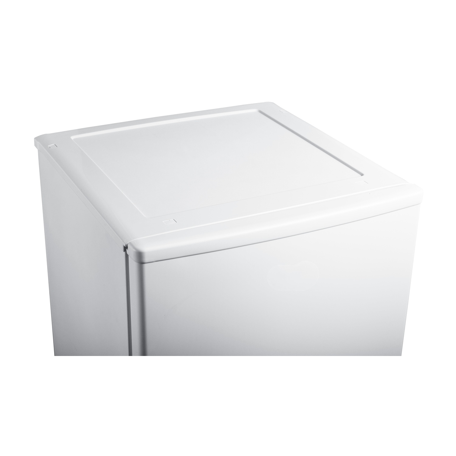 Mini frigorifero bianco leggermente angolato. Presenta una parte superiore con bordo curvo.