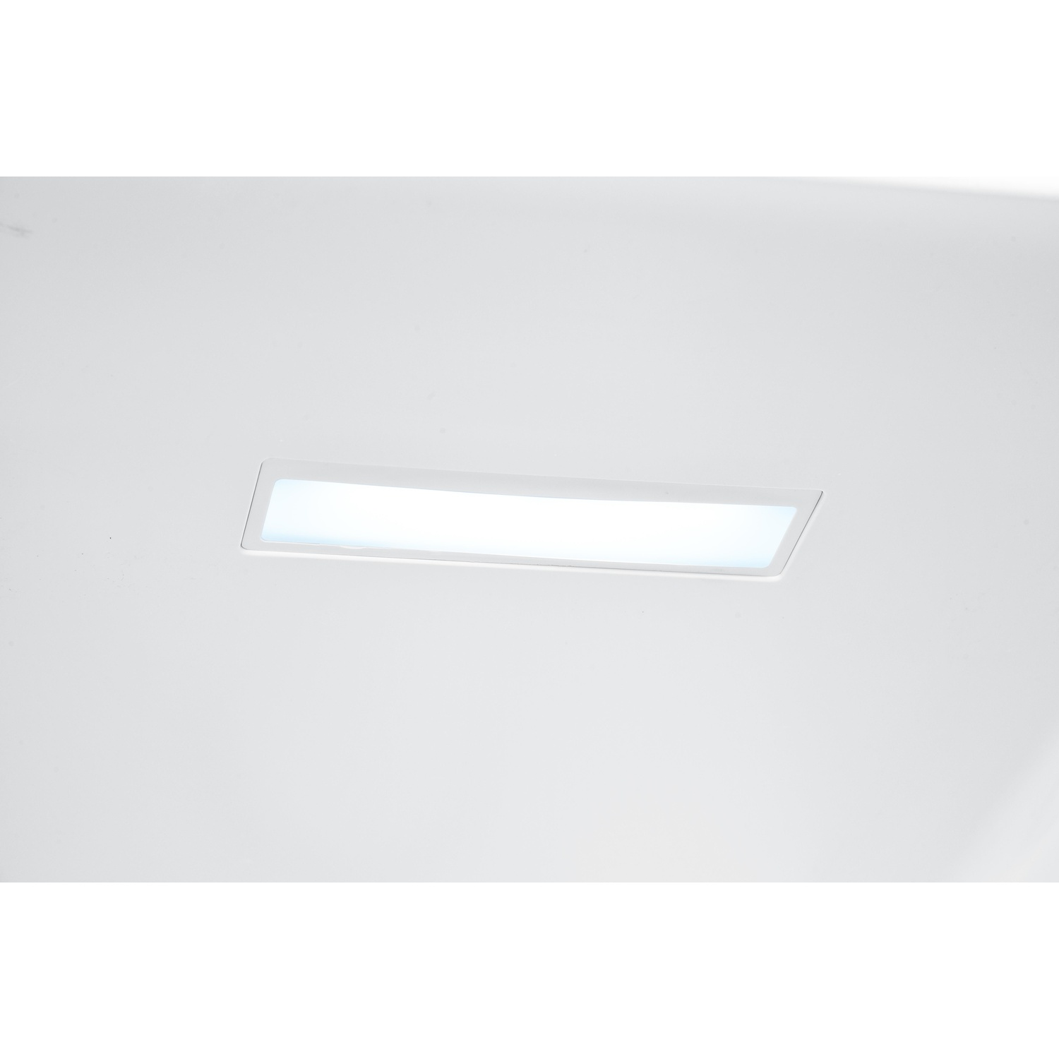 Luce da soffitto bianca a incasso. Forma rettangolare, illuminazione uniforme, estetica pulita, design semplice.