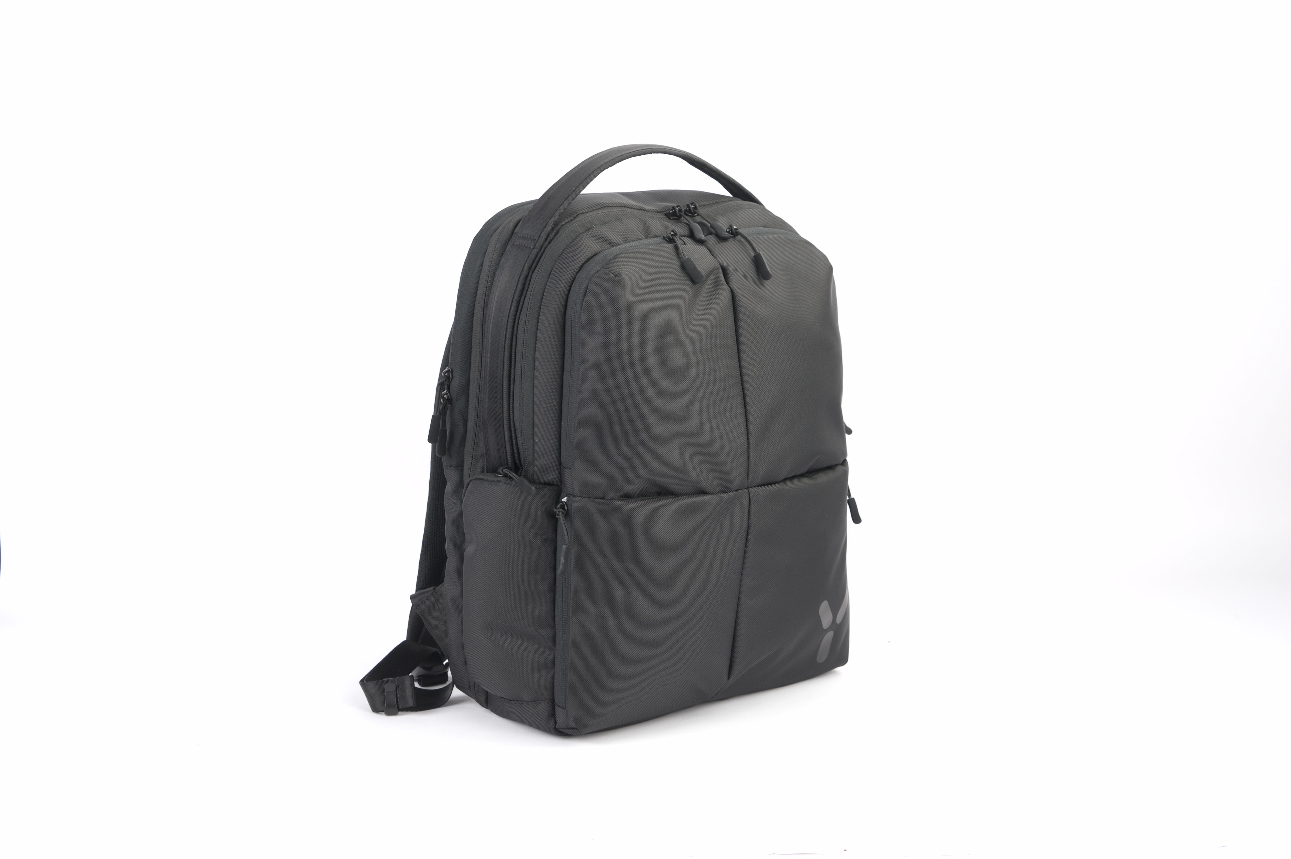 Dunkelgrauer Rucksack mit mehreren Fächern.