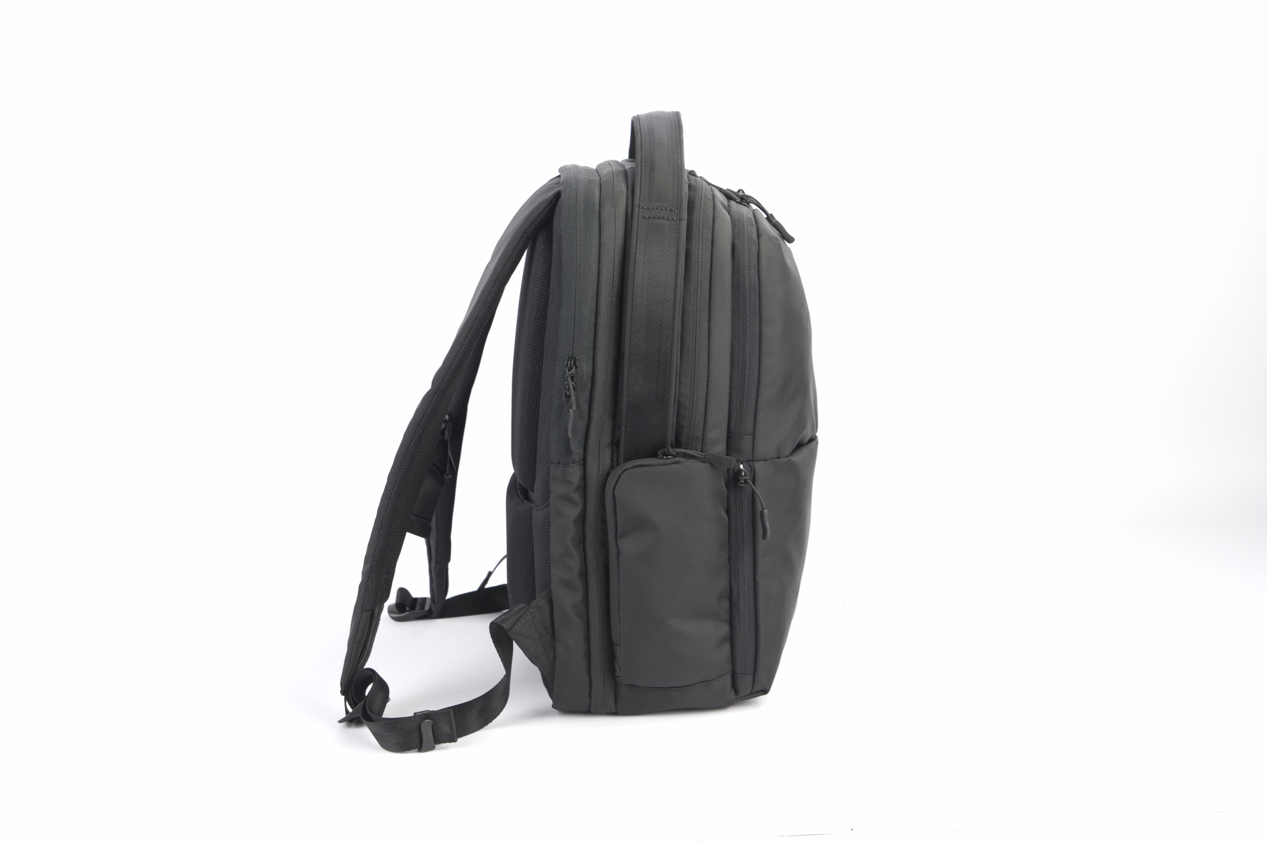 Schwarzer Rucksack auf weißem Hintergrund, Seitenansicht.