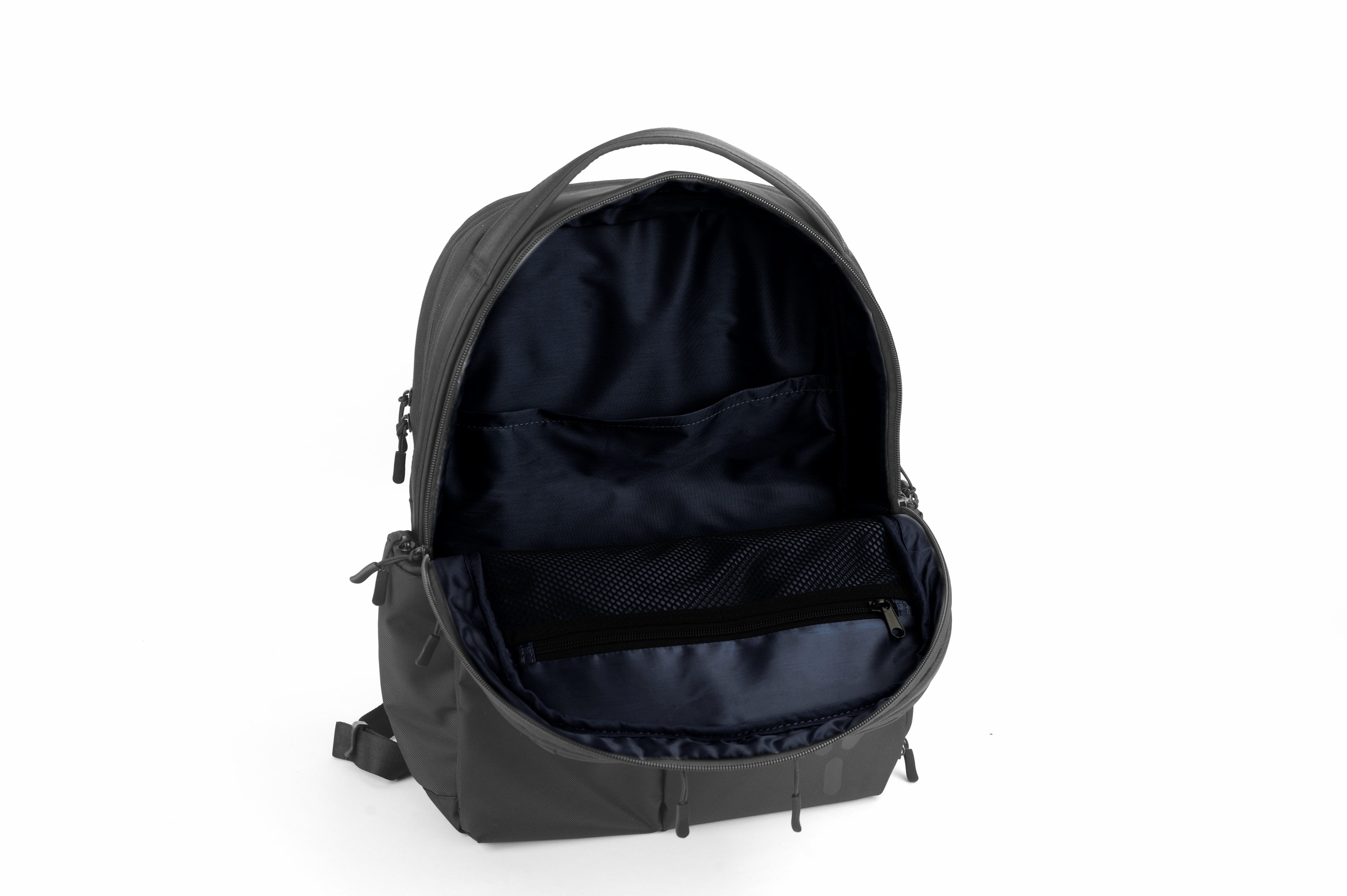 Offener grauer Rucksack; Innenraum sichtbar.