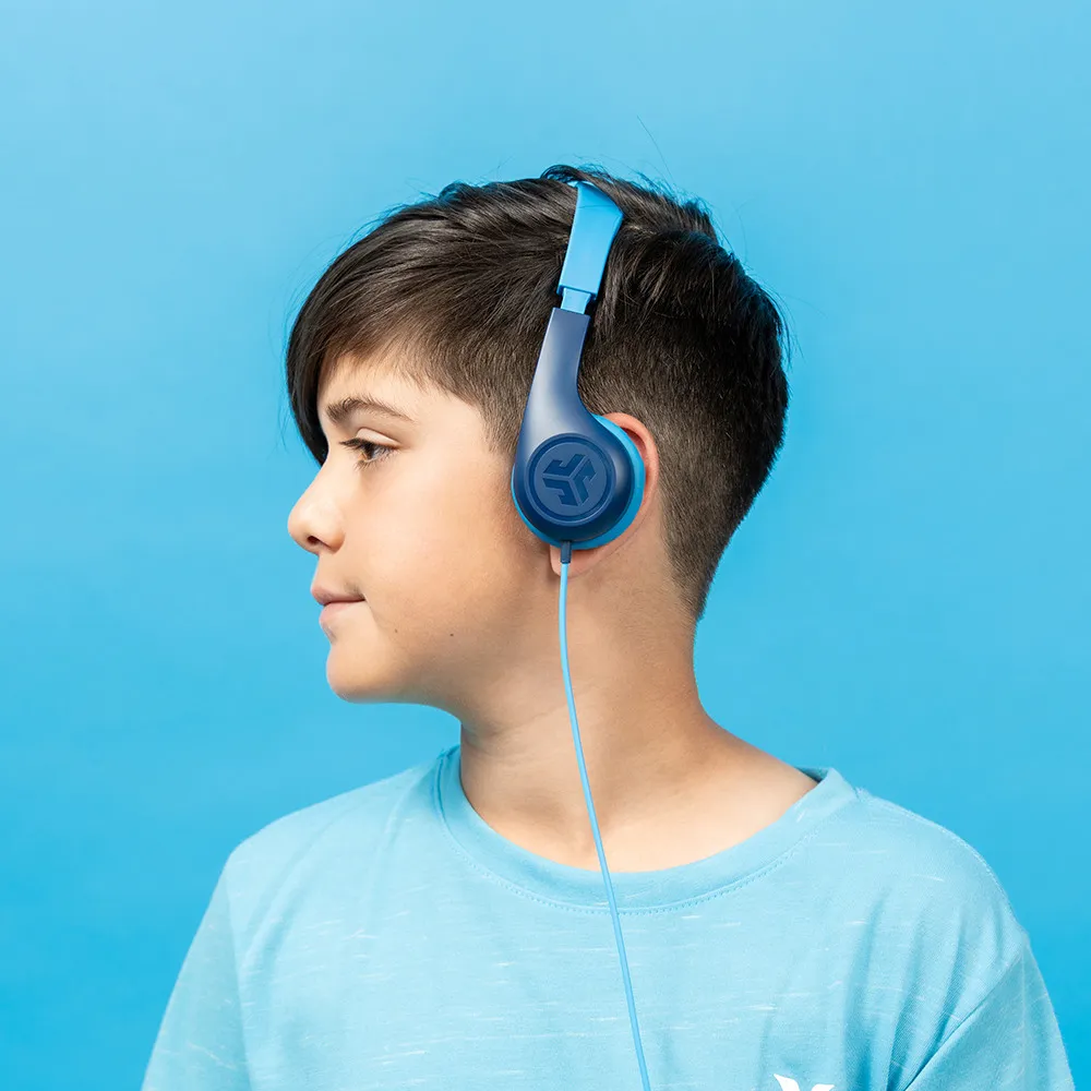 Un ragazzo con cuffie blu su sfondo blu.