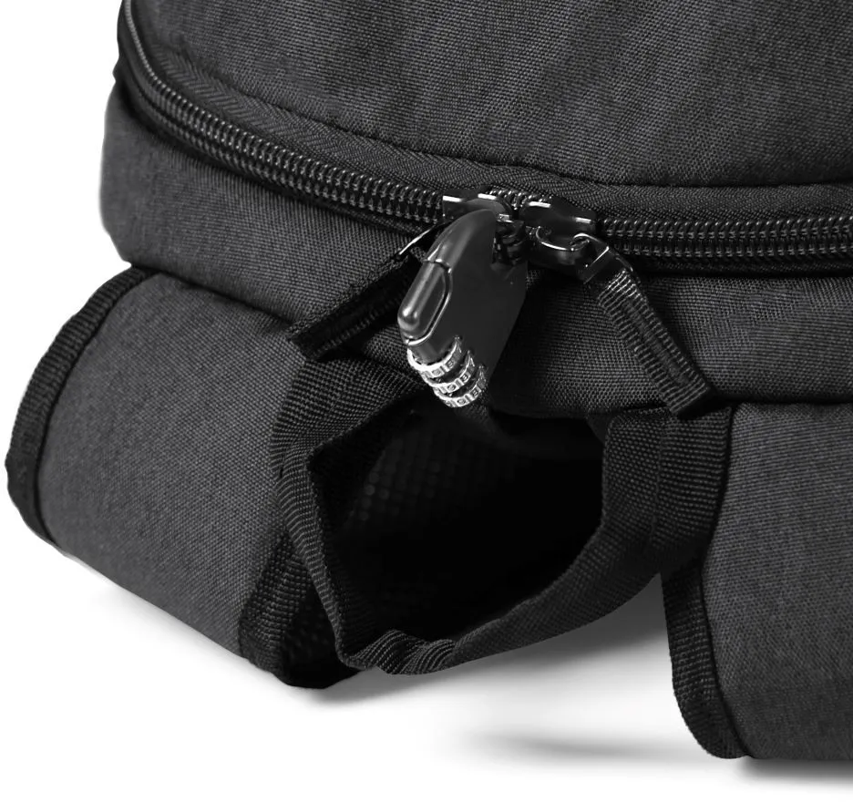 Zaino nero con lucchetto a combinazione sulla cerniera. È visibile una piccola tasca.