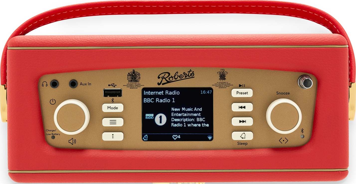 Une radio rouge avec des garnitures dorées. Elle possède un écran affichant une station de radio et divers boutons de commande.
