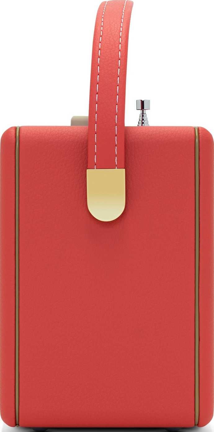 Une radio portable en similicuir rouge avec une poignée, des accents dorés et une antenne argentée.