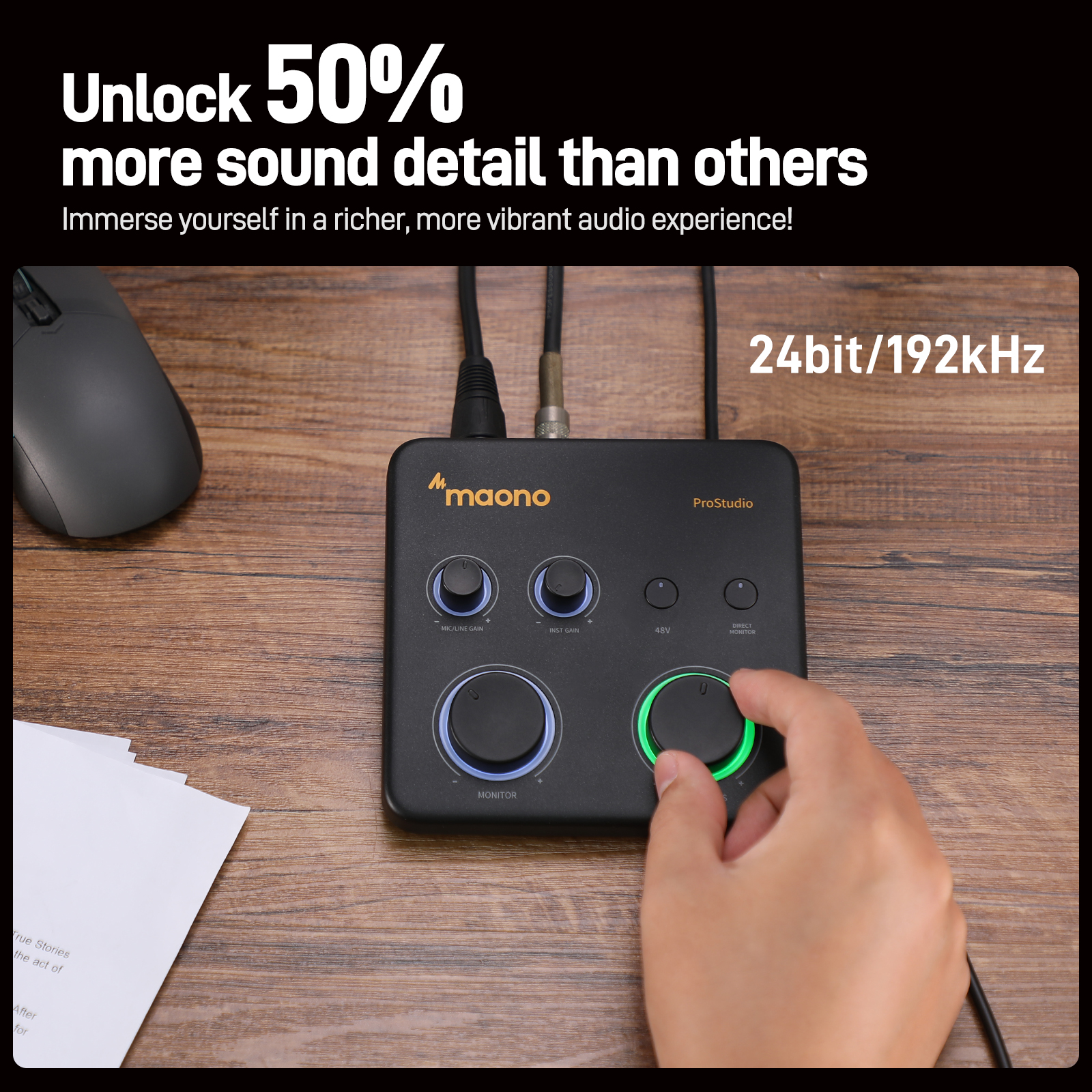 Interface audio noire avec boutons, main ajustant le cadran vert. Souris et papiers en arrière-plan.