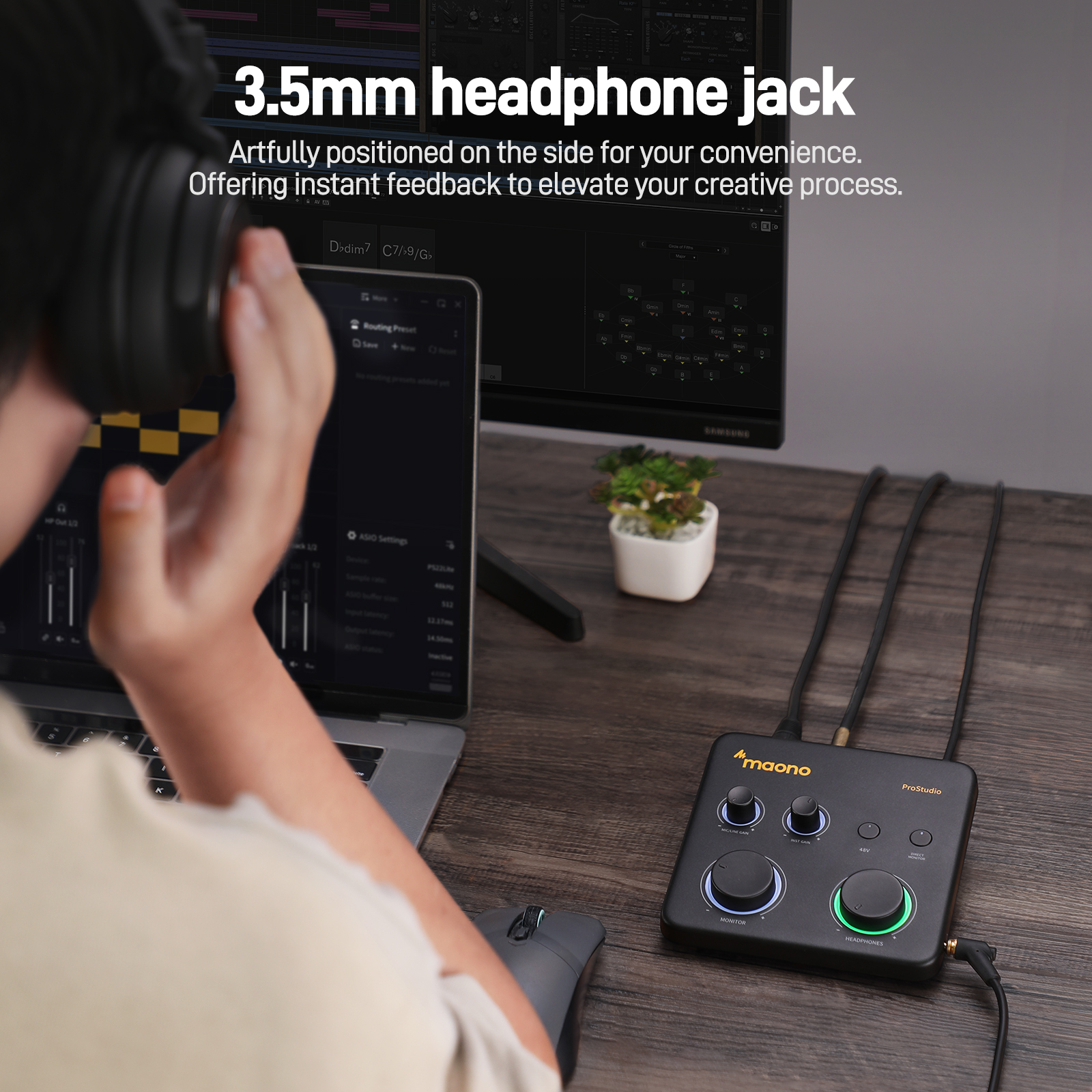 Personne portant un casque, configuration de bureau avec interface audio et moniteur.