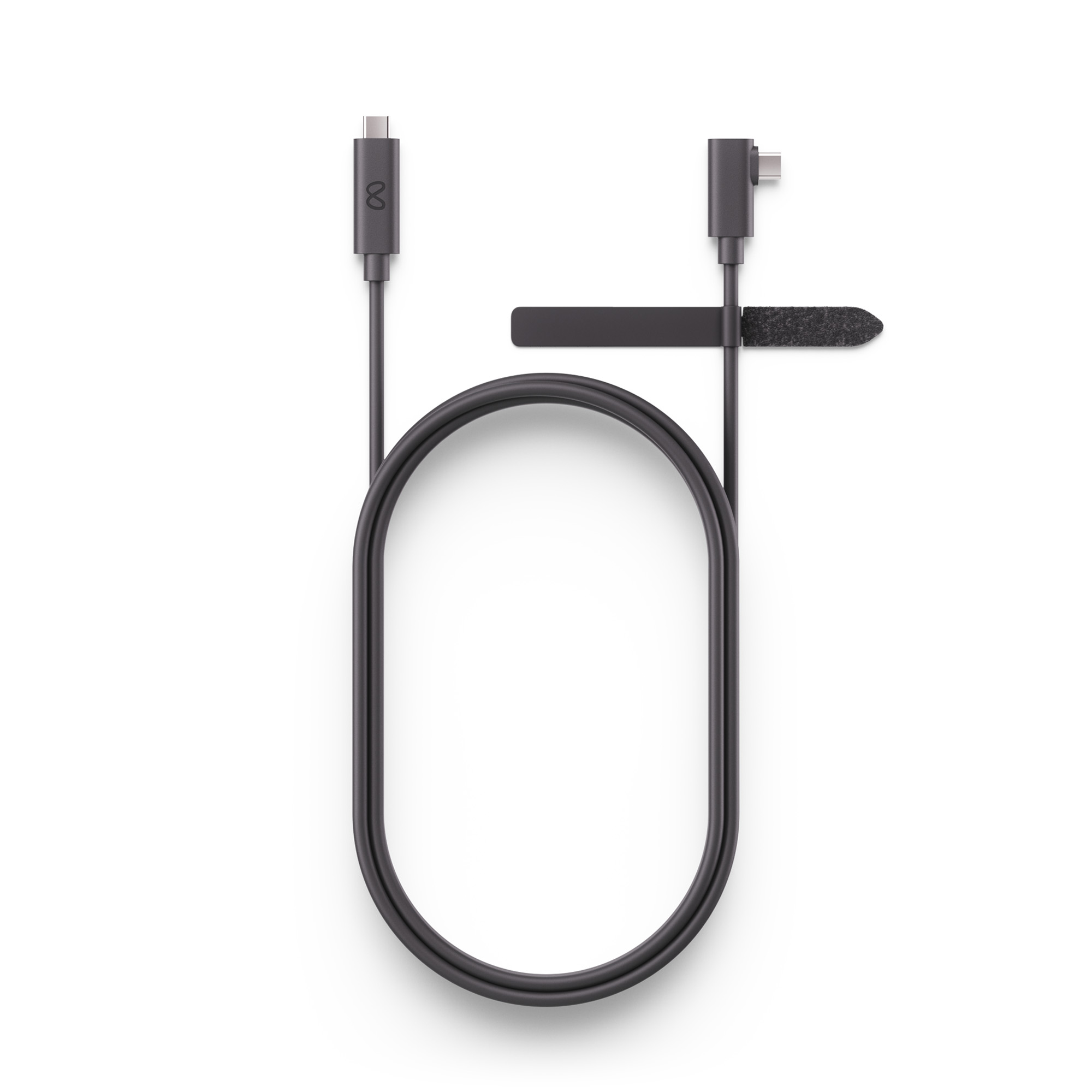 Ein schwarzes Ladekabel mit einem USB-C- und einem rechtwinkligen Stecker.