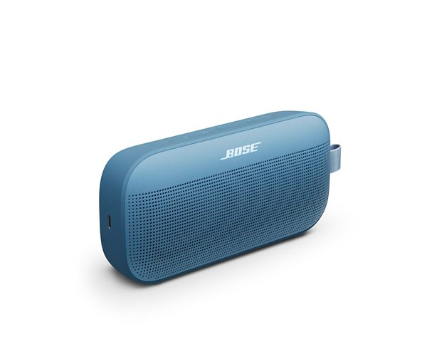Un altavoz Bose azul rectangular con un logotipo.