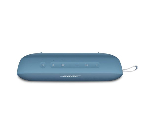 Un altavoz Bose azul con botones sobre fondo blanco.