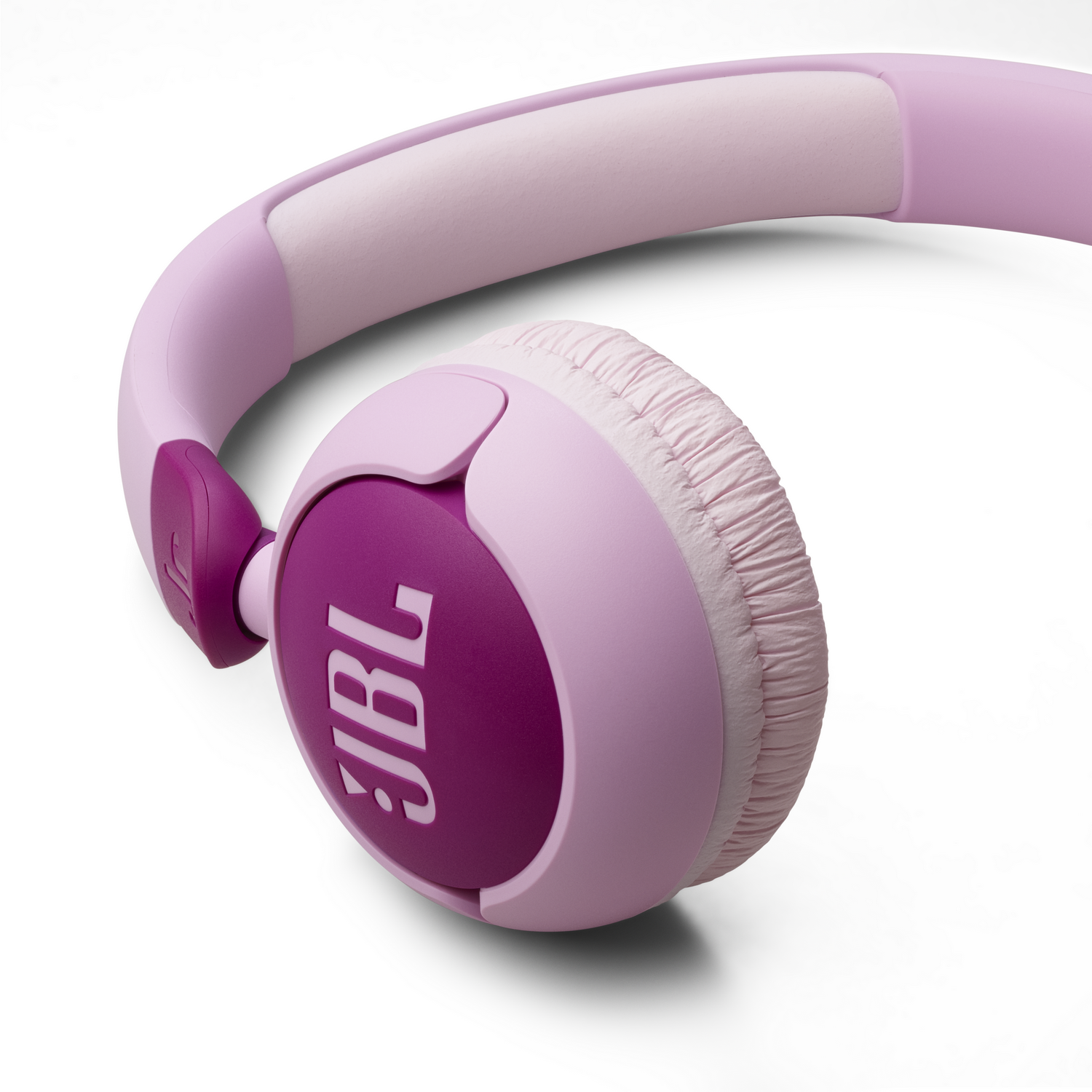 Auriculares JBL morados, mostrando la orejera y la diadema.