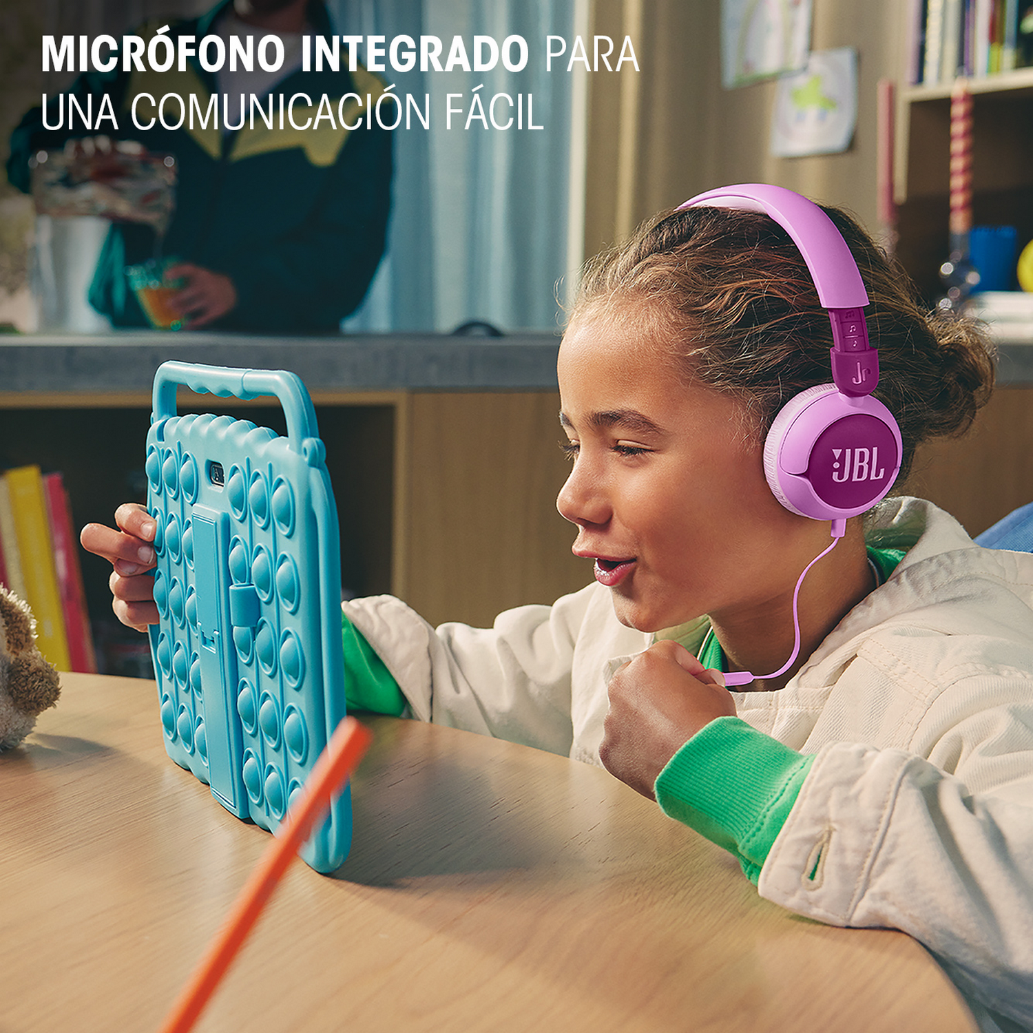 Una niña con auriculares mirando una tableta.