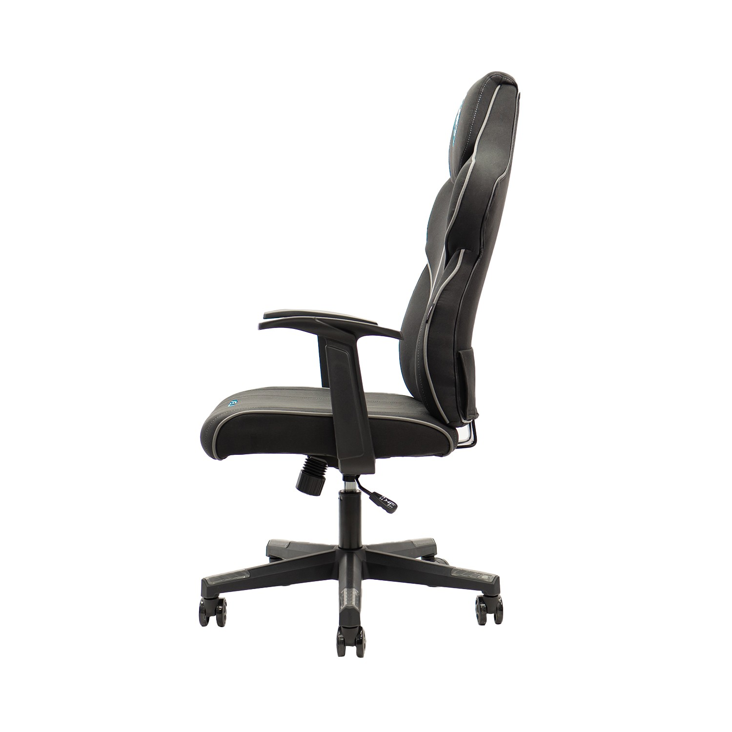 Silla gaming: negra, diseño ergonómico, vista lateral, con reposacabezas y reposabrazos.