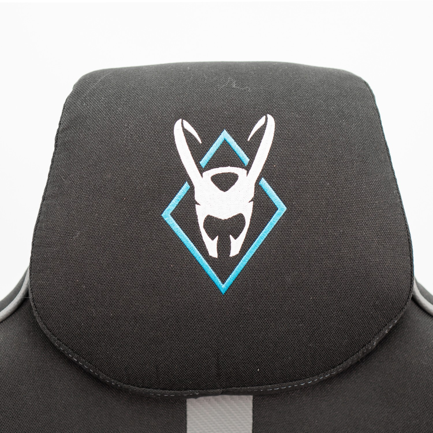 Reposacabezas de silla de juego con diamante azul y logotipo blanco sobre tela negra.