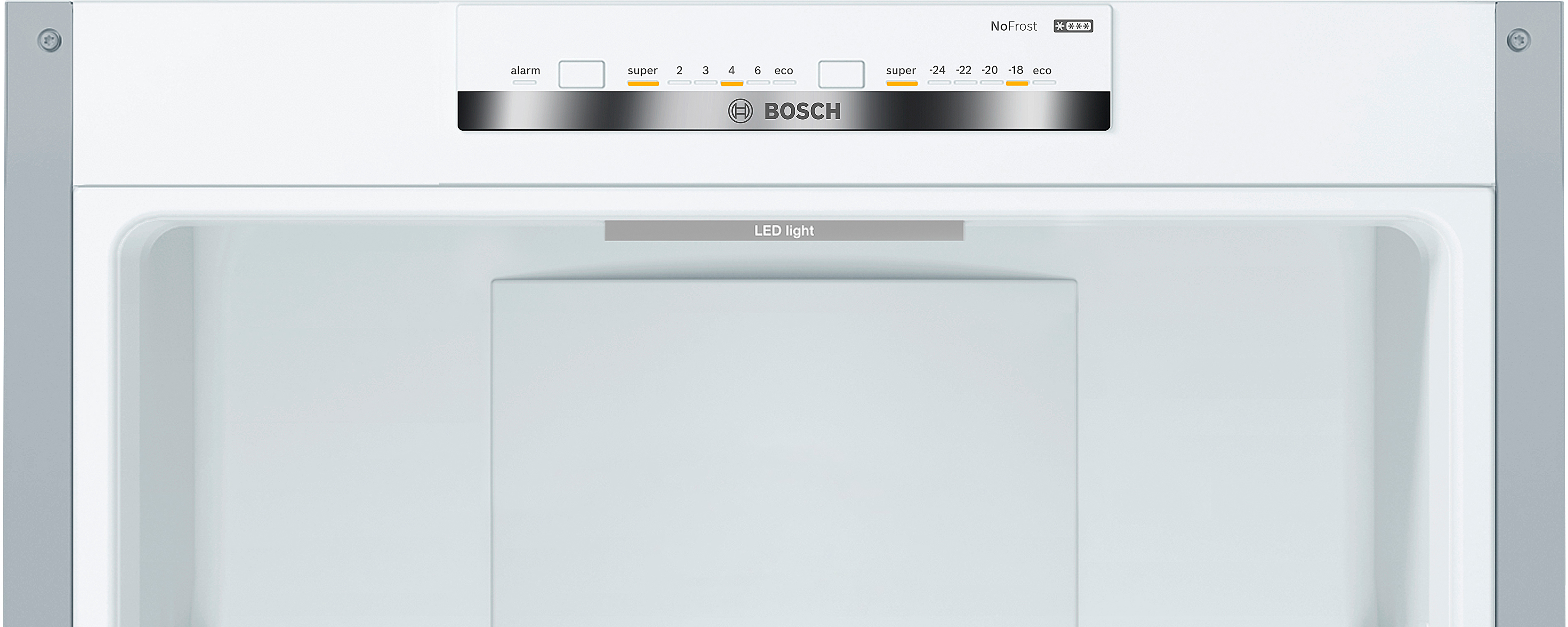 Interior de un refrigerador blanco, mostrando estantes y luz LED.