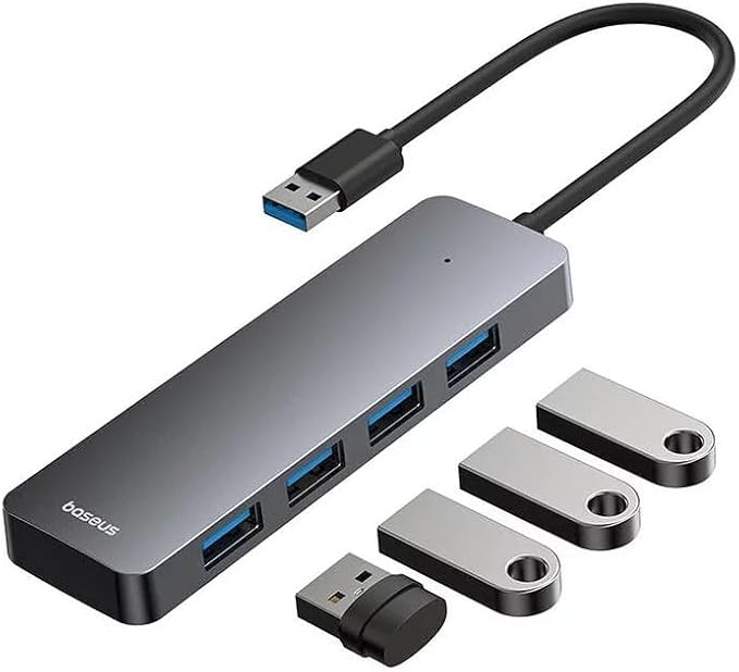 USB bağlantı noktalarına ve USB bellek çubuklarına sahip gümüş bir USB hub. Siyah kablo ve USB konektörü.