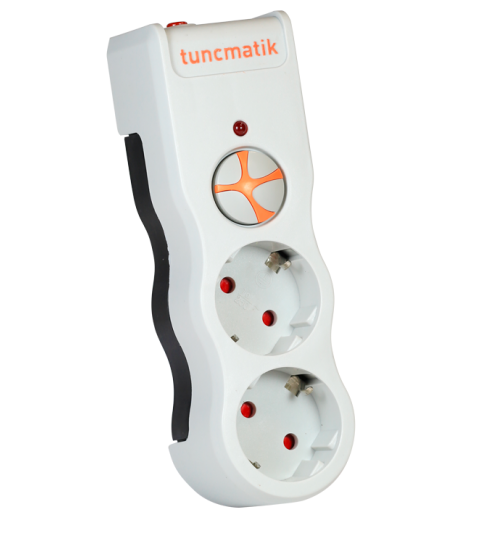 Üç soketli ve turuncu düğmeli beyaz ve siyah elektrik adaptörü.