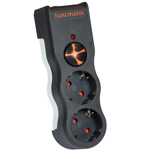 İki priz, kırmızı ışıklar ve turuncu bir düğme ile siyah beyaz bir priz.