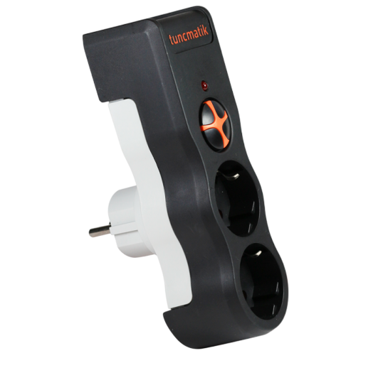 Üç prizli, fişli siyah beyaz güç adaptörü.