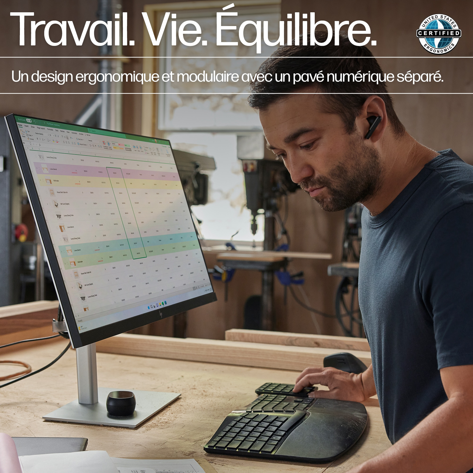 Un homme travaillant à un bureau avec un grand moniteur, un clavier et des écouteurs.