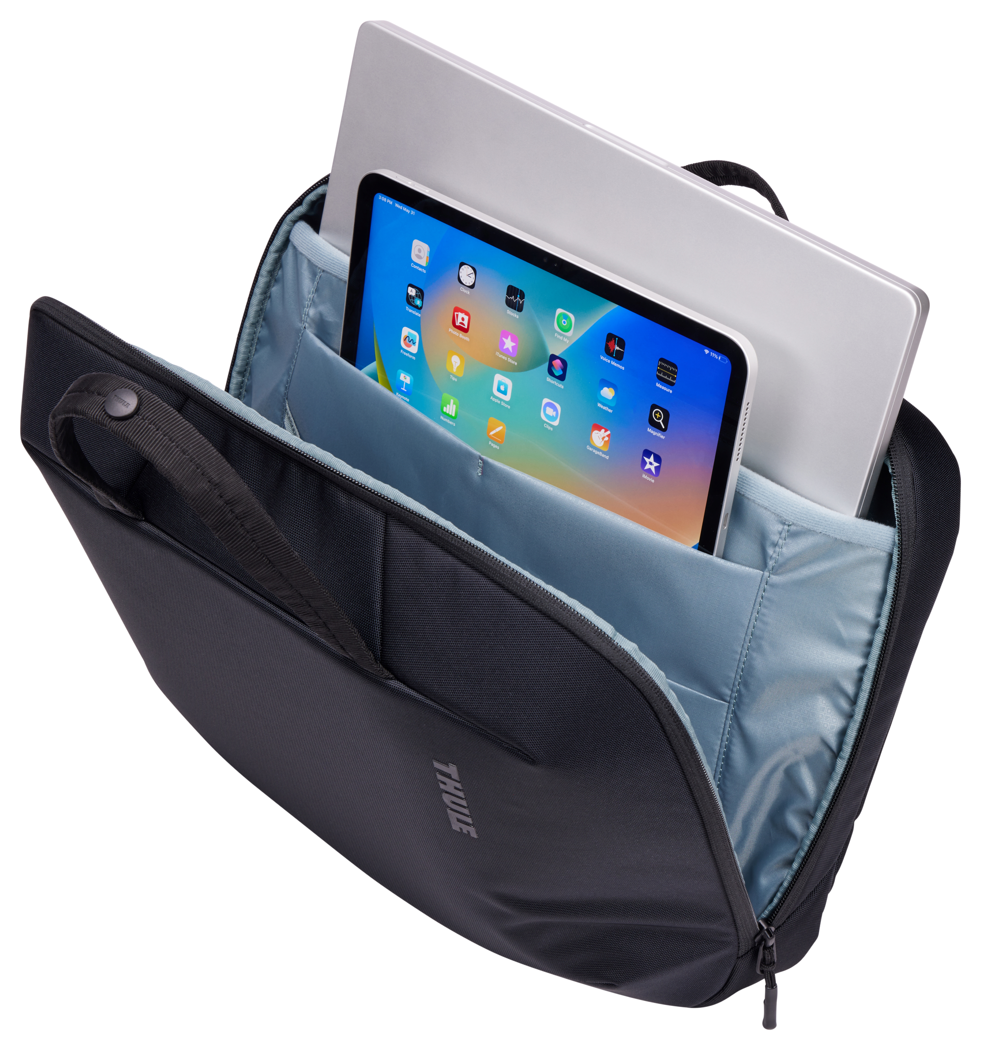 Siyah Thule dizüstü bilgisayar çantası açık, bir tablet ve dizüstü bilgisayar tutuyor.