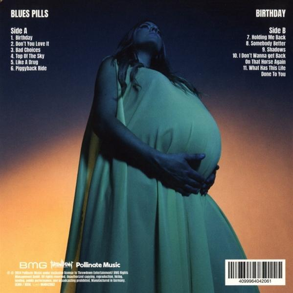 Frau in gelbem Kleid, Albumcover mit Text, die ihren Bauch hält.