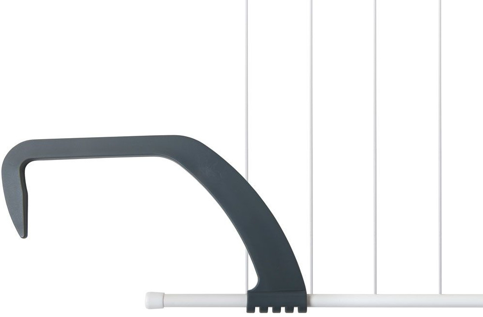 Szary, zakrzywiony wieszak na pranie z białymi liniami na ubrania, na białym tle.