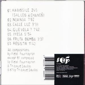 Rückseite einer CD-Hülle mit Titelliste. Text ist weiß auf weißem Hintergrund. Schwarzes Quadrat.