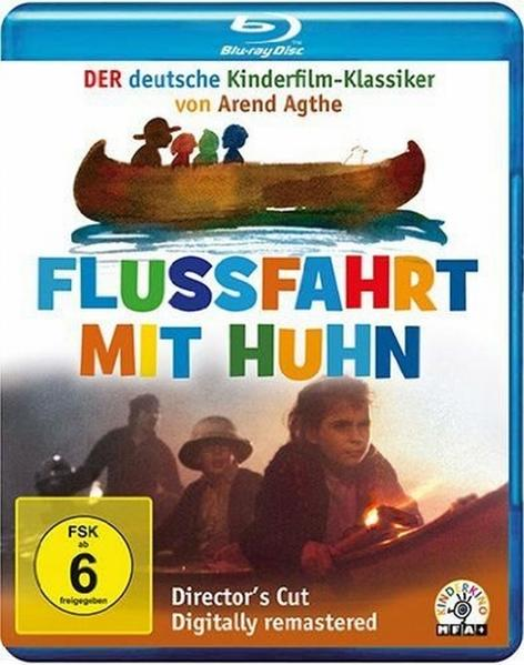Filmcover: Flussfahrt mit Huhn. Ein Boot mit Leuten und andere am Ufer.