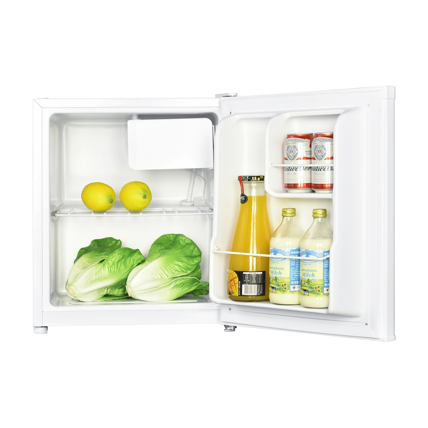 Piccolo frigorifero con porta aperta, contenente cibo e bevande.