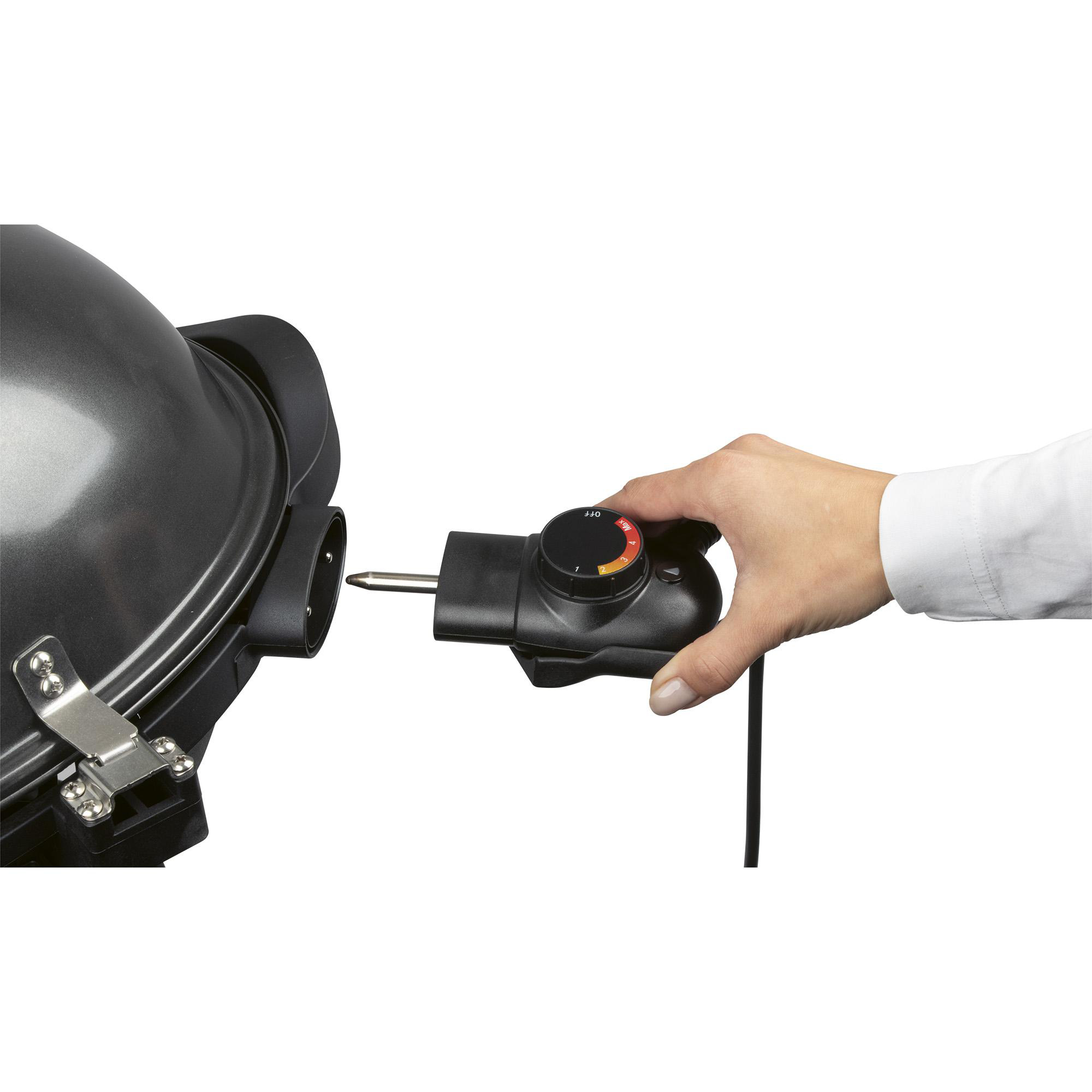 Hand mit Bedienungsgriff, der an einen dunkelgrauen Elektrogrill angeschlossen ist.