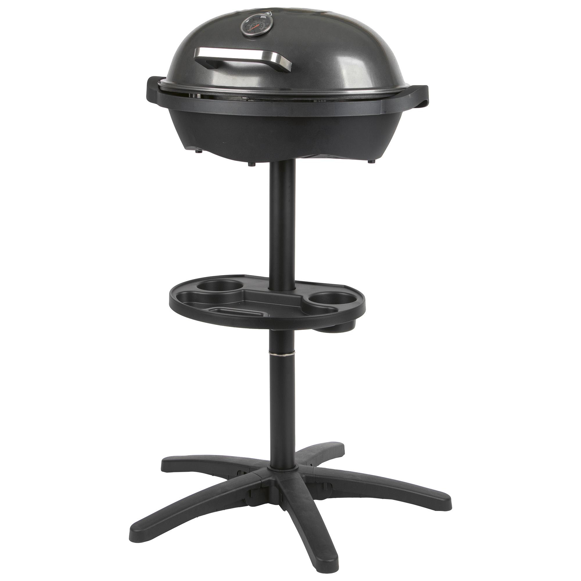 Schwarzer Grill auf einem Ständer mit einem Regal für Getränke. Der Grill ist geschlossen.