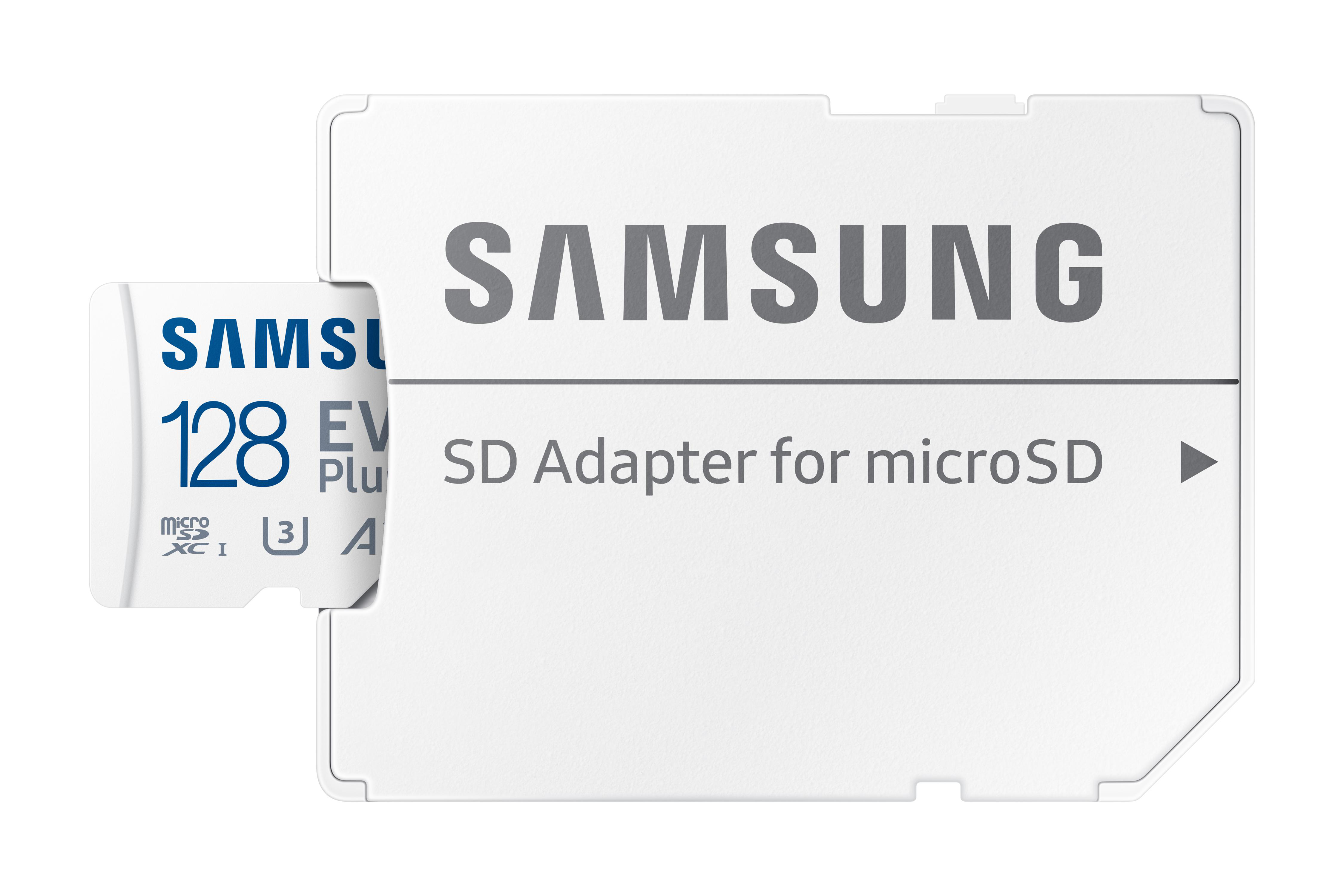 Eine weiße SD-Karte und ein Adapter. Der Markenname Samsung ist aufgedruckt.