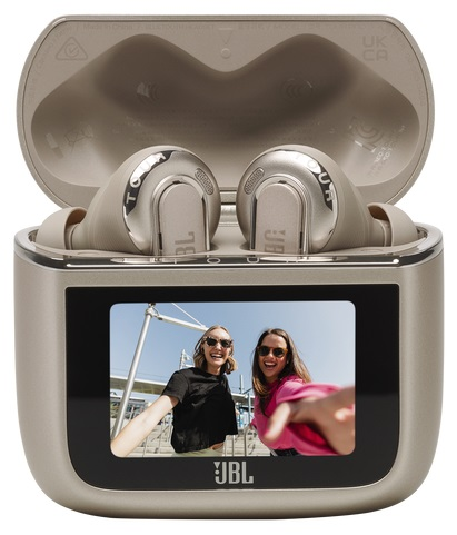 Słuchawki w etui ładującym z ekranem pokazującym dwie kobiety robiące selfie.