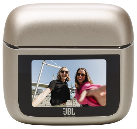 Etui na słuchawki z ekranem, wyświetlającym dwie kobiety robiące selfie; logo JBL.