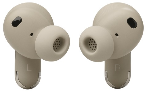 Para beżowych bezprzewodowych słuchawek, zbliżenie na białym tle.