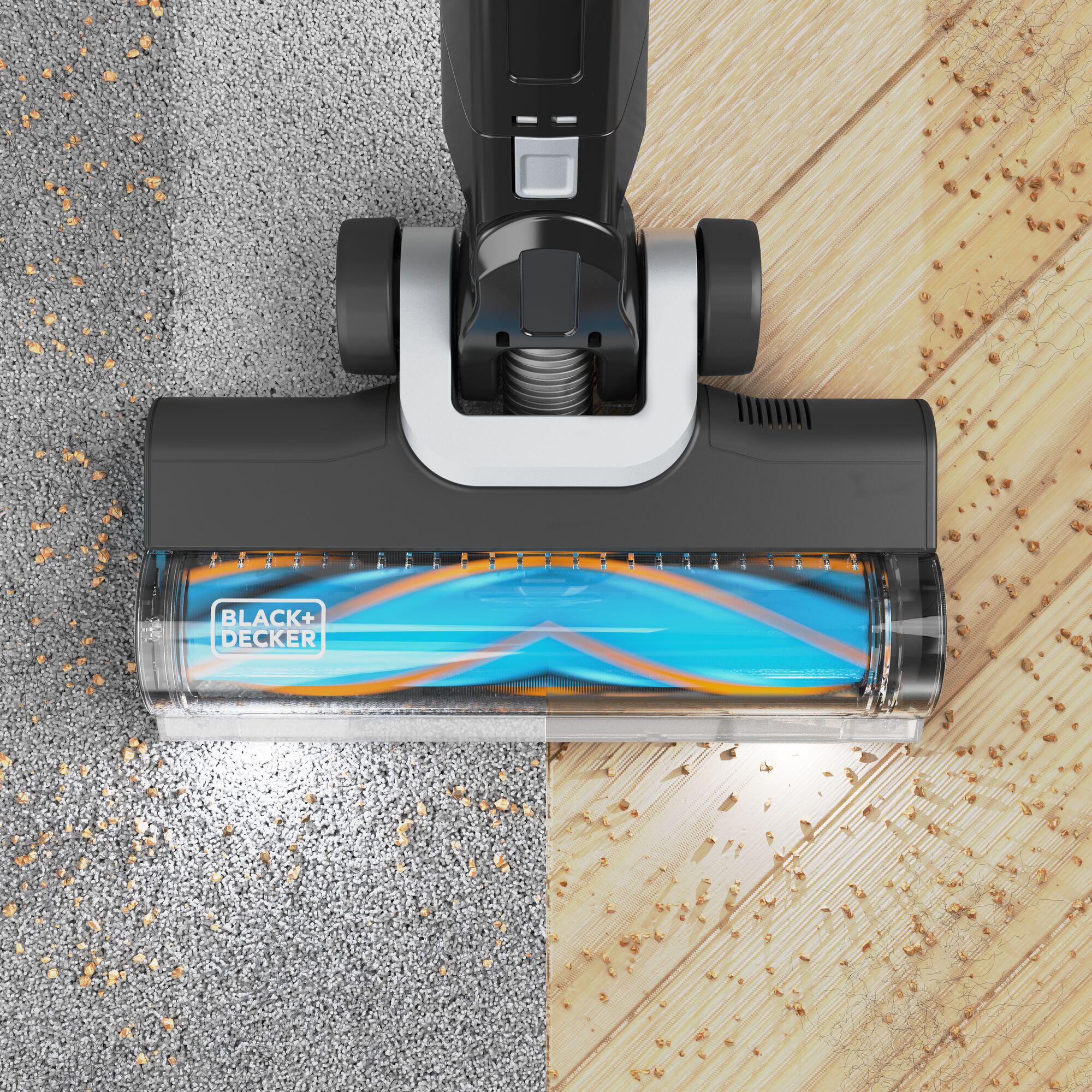 Ein Staubsauger mit rotierender Bürste befindet sich auf einem grauen Teppich und einem Holzboden. Der Staubsauger ist schwarz und grau.
