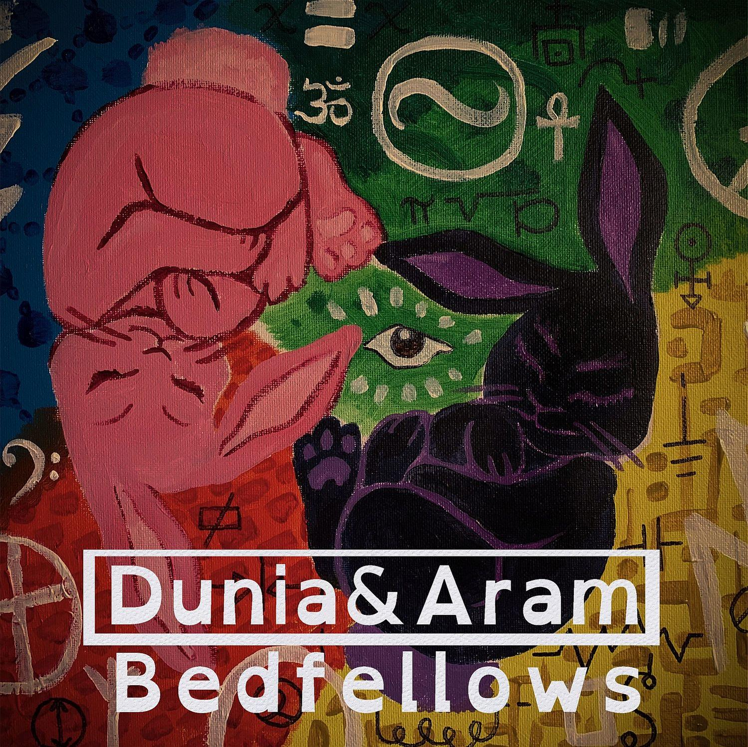 Dunia & Aram Bedfellows Kunstwerk. Rosa und schwarze Kaninchen mit einem Auge. Bunter Hintergrund.