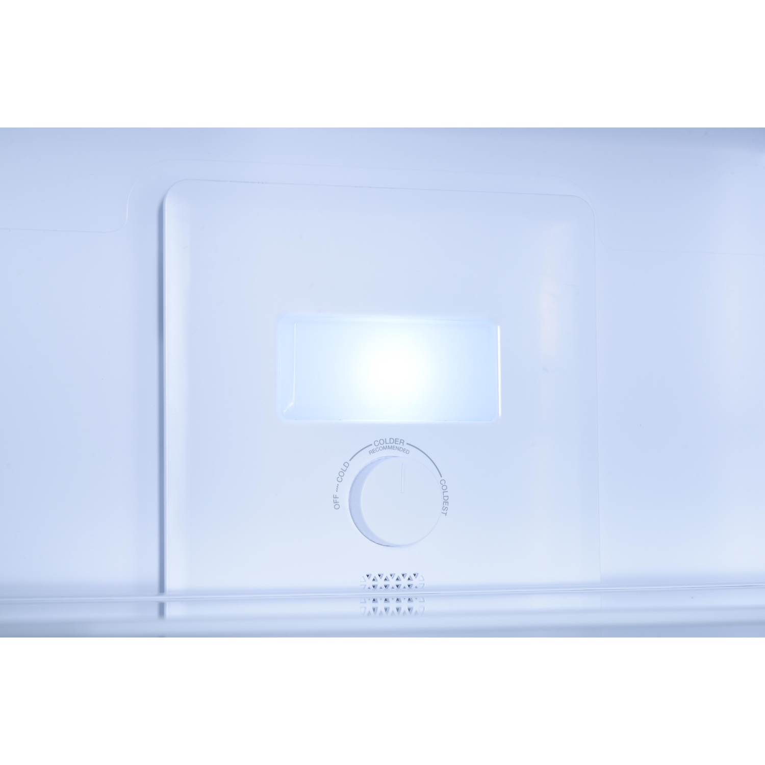 Interno di un frigorifero con un pannello luminoso e un quadrante di controllo.