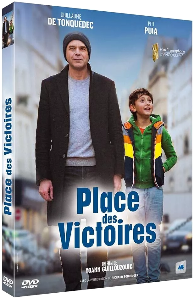 Filmover met een man en een jongen, titel: Place des Victoires, en een DVD-logo.