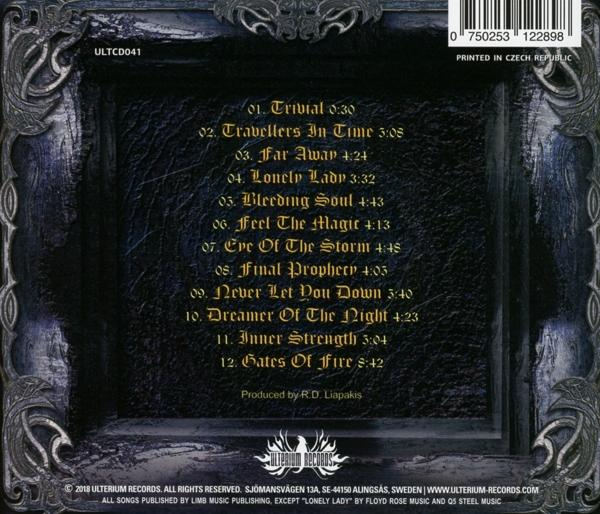 Rückseite einer CD mit Titelliste und Logo vor dunklem Hintergrund in einem Rahmen.