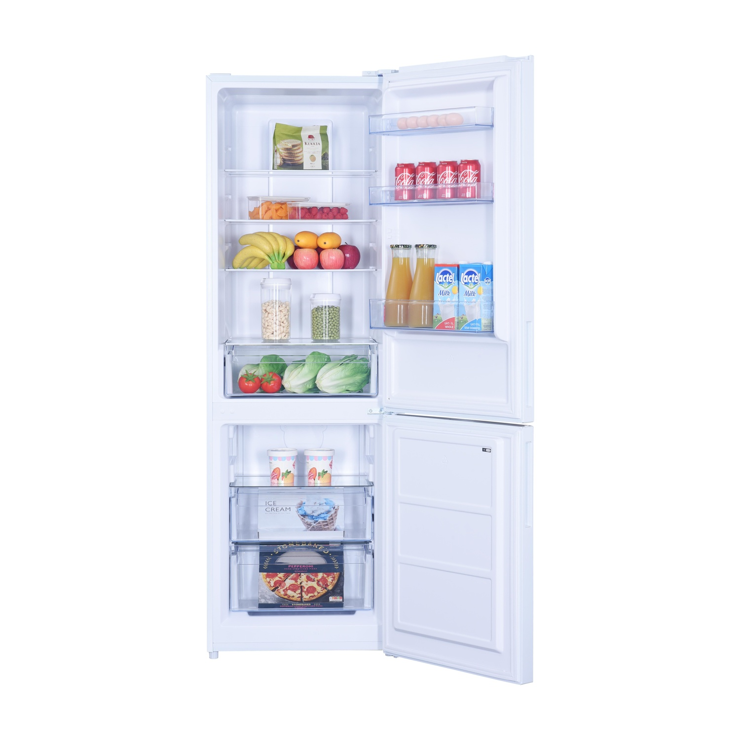 Frigorifero bianco con porta aperta che mostra ripiani con generi alimentari su sfondo bianco.