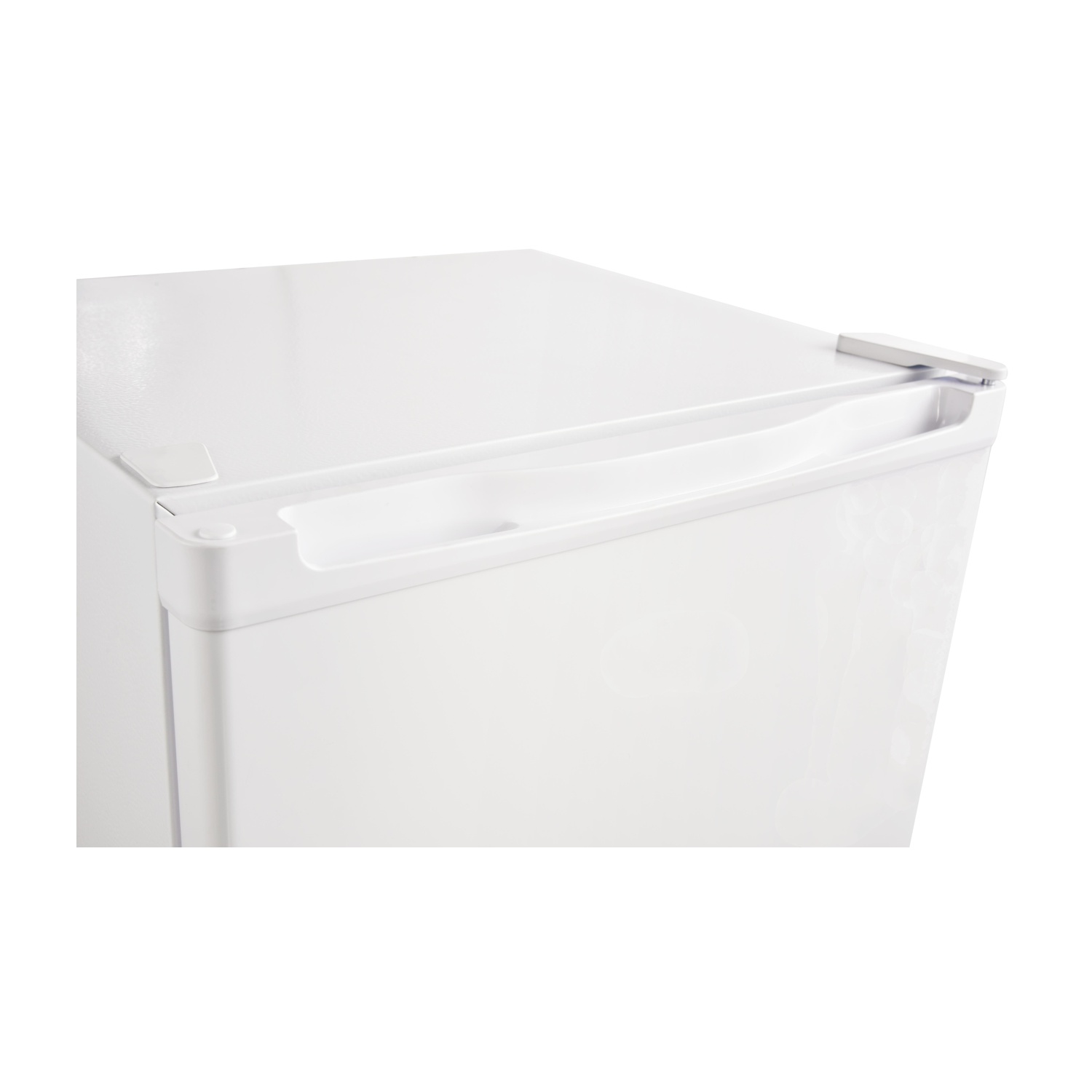 Frigorifero bianco con la maniglia della porta.