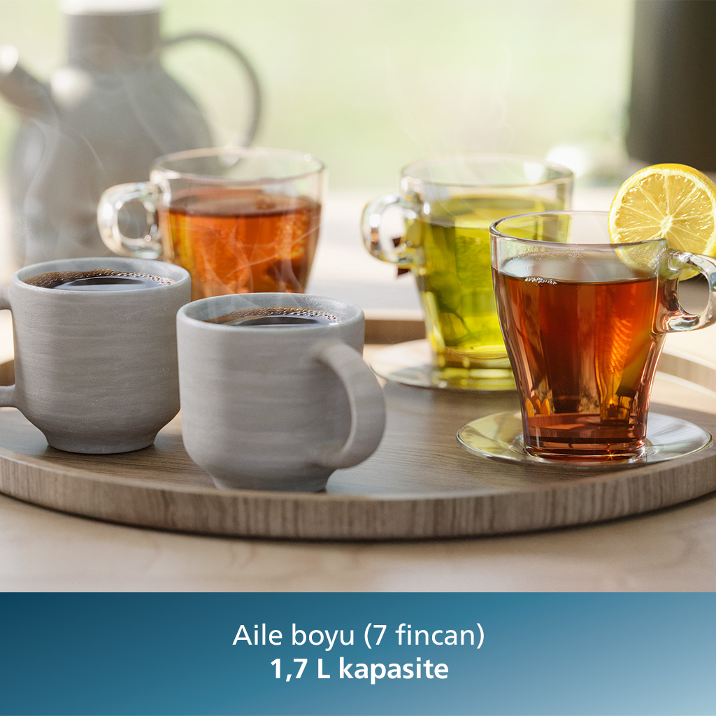Ahşap bir tepside içecekler. Kahve, çay ve bir dilim limonlu bir bardak çay içerir.