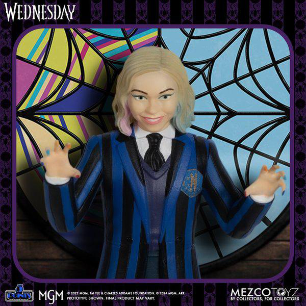 Eine Wednesday Addams Figur in blau gestreifter Jacke vor einem Buntglas Hintergrund, Produkt von MezcoToyz.